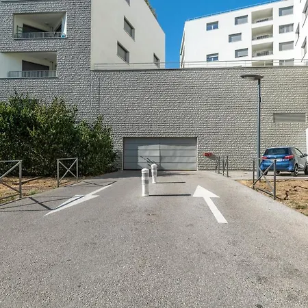 Charming With Balcony And Parking Near The Center Of