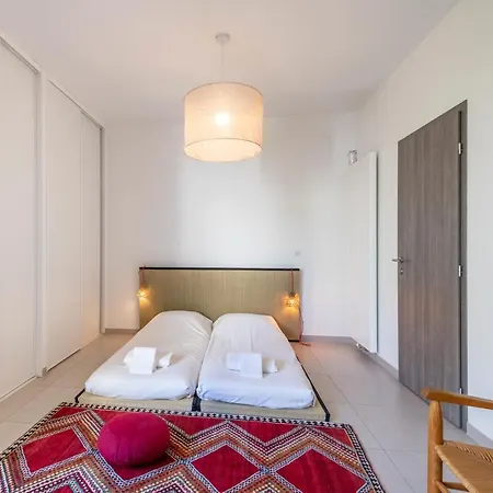 Apartment Charming With Balcony And Parking Near The Center Of *